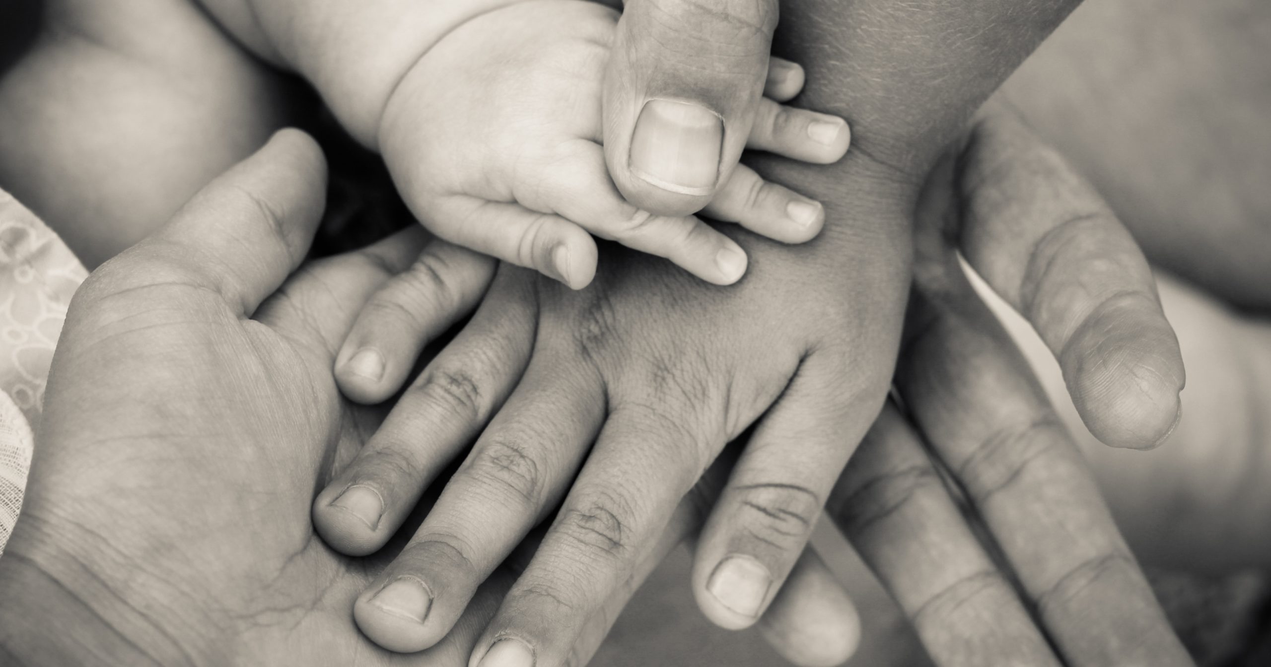 Шаблоны рук семьи. Семья руки. Счастливая семья руки. Руки родителей и детей. Фото рук семьи.